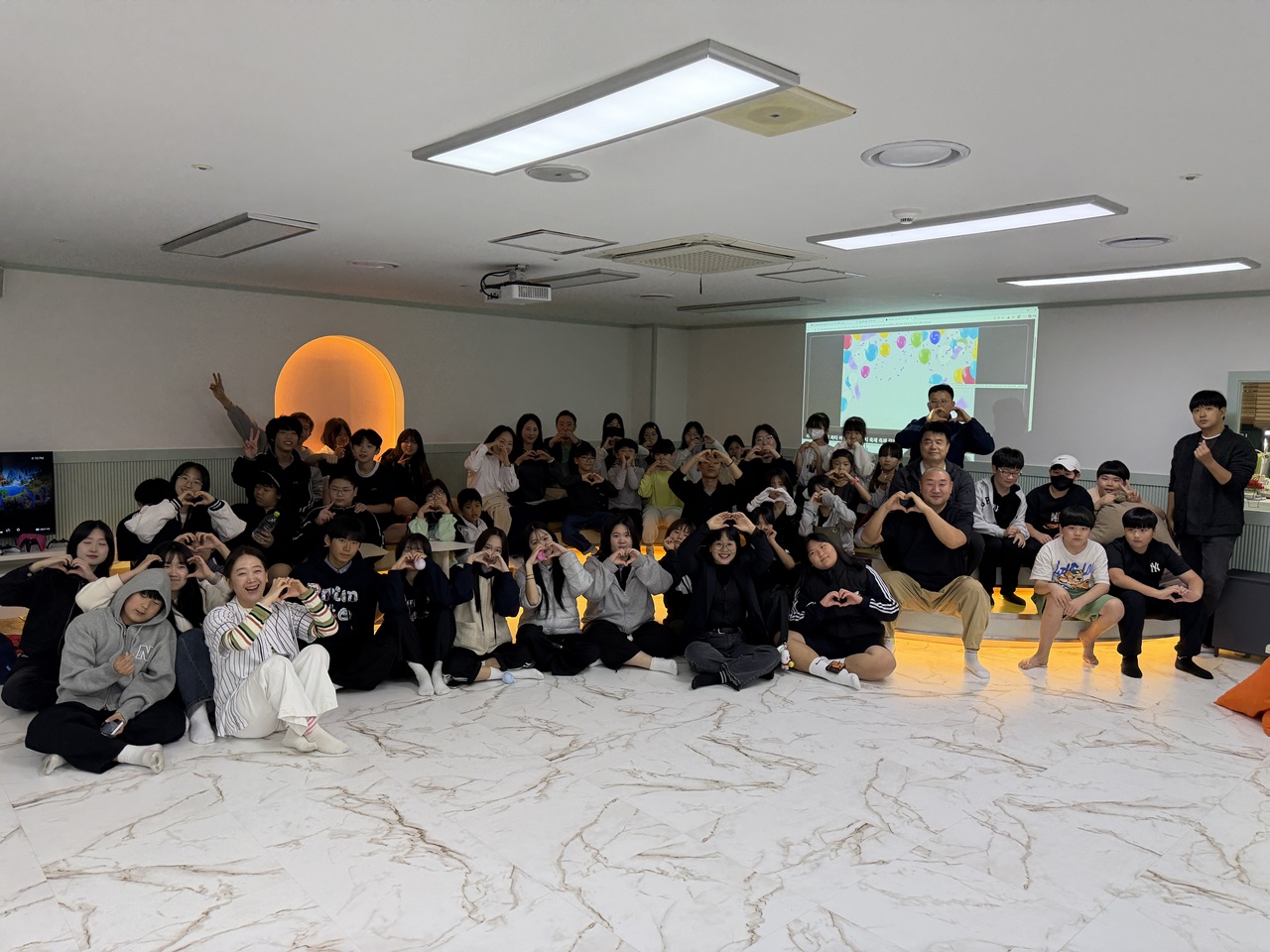 20261022 성남시청소년청년재단 양지유스센터, 청소년 전용 ‘힐링라운지’ 개소 기념행사 성료(단체사진).JPG