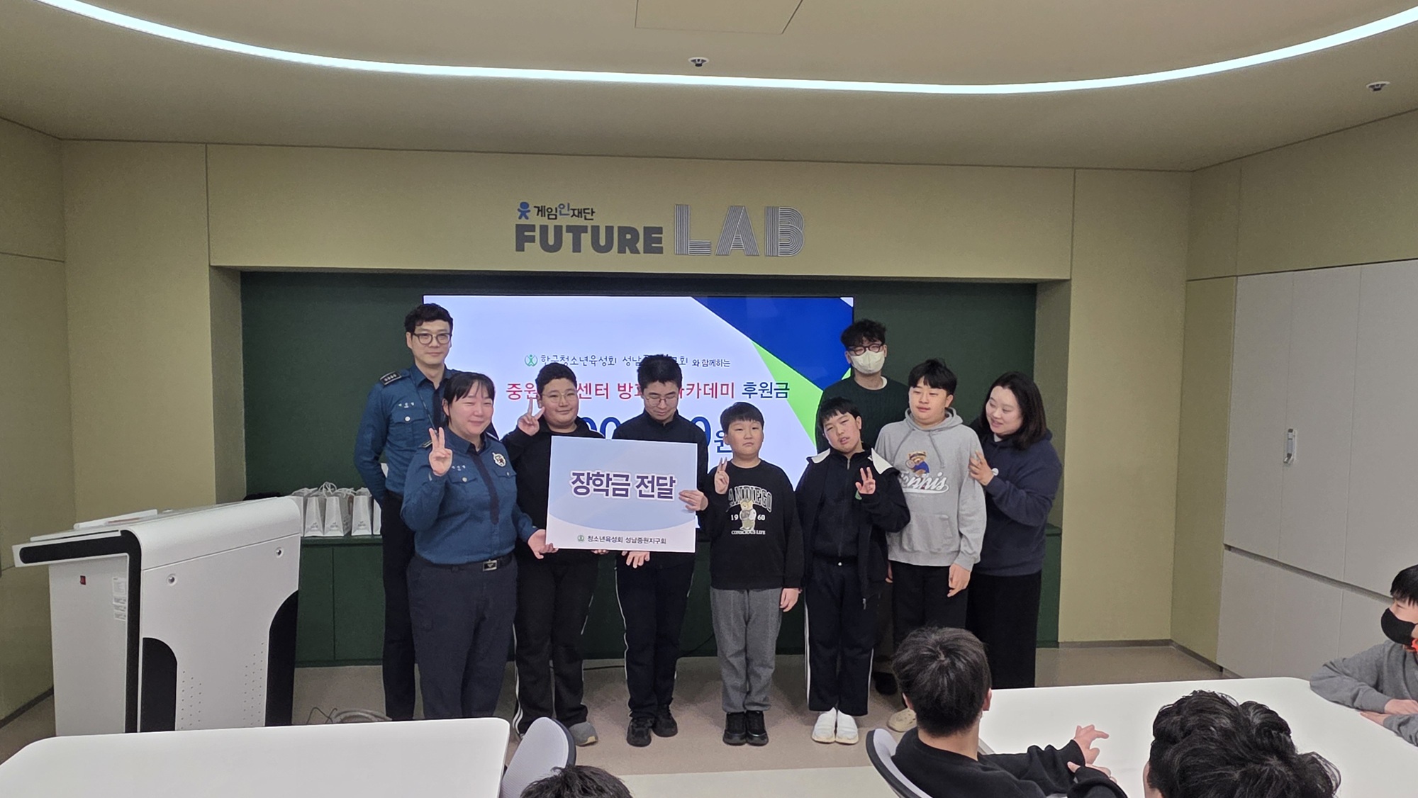 20260318 청소년육성회 성남중원지구 장학금전달.jpg