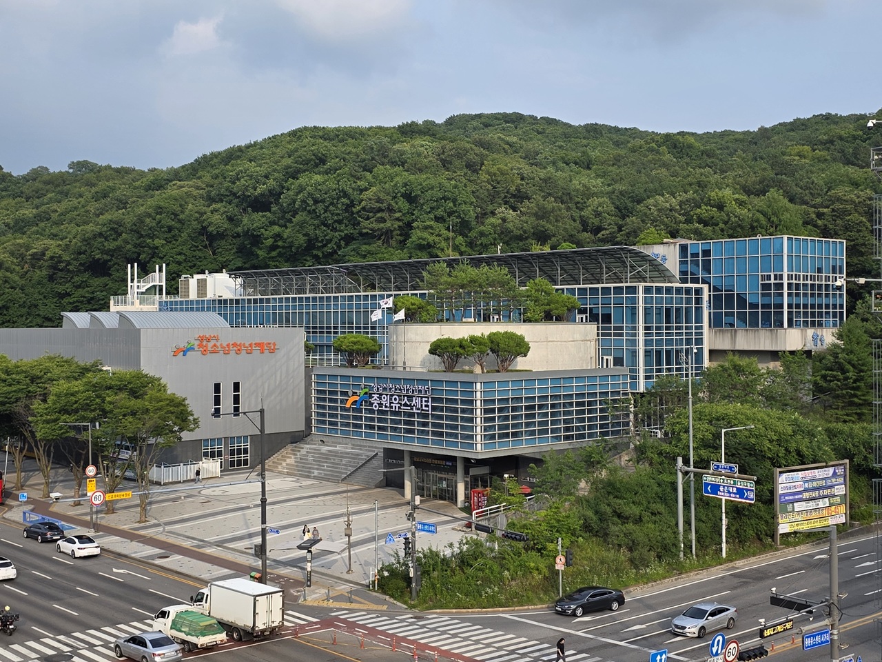 성남시청소년청년재단 전경.jpg