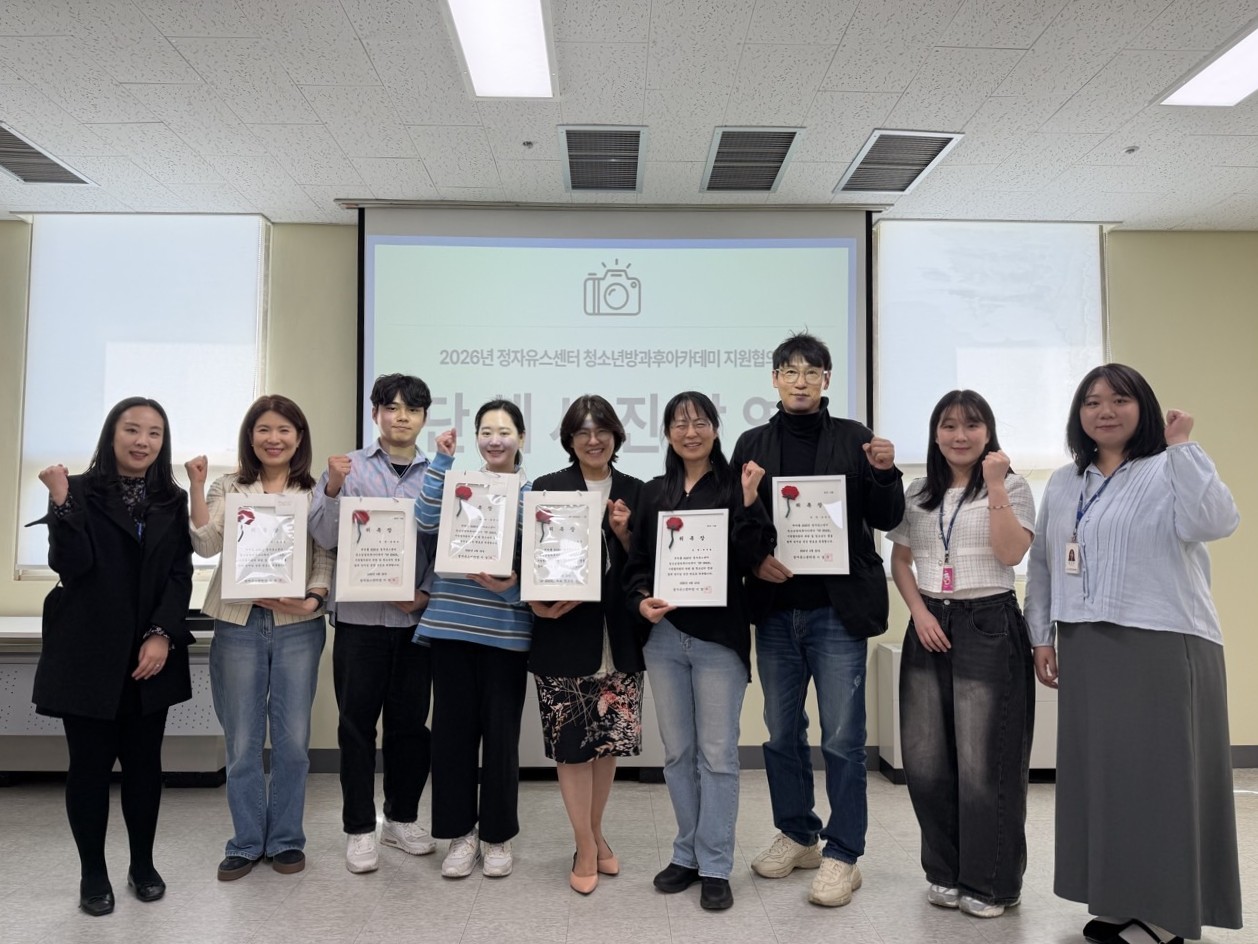 20260423 정자유스센터장 이경주 위원장(가운데) 등 필수위원.jpg